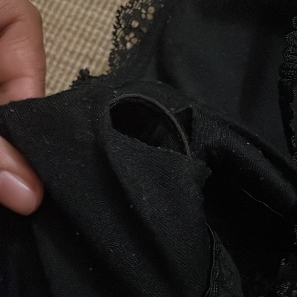 BNEW BLACK LACE BRALETTE WITH REMOVABLE PADDING. - Picture 3 of 3